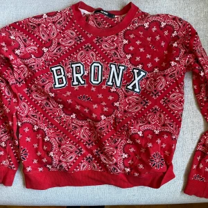 Röd collagetröja från Bikbok - Använd fåtal gånger, fint skick!