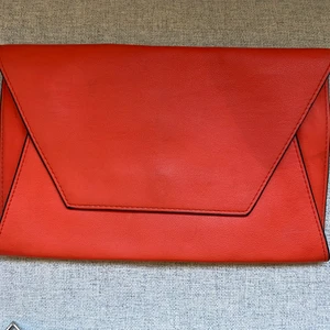 Orange kuvert med svarta detaljer från Zara - Gott skick!