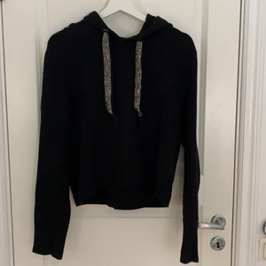 Stickad hoodie från Zara.  - Stickad svart hoodie med strass stenar från Zara. Liten i storleken. Passar mig som vanligtvis är en 38a/36a. Knappt använd och är som ny. Frakt pris tillkommer.