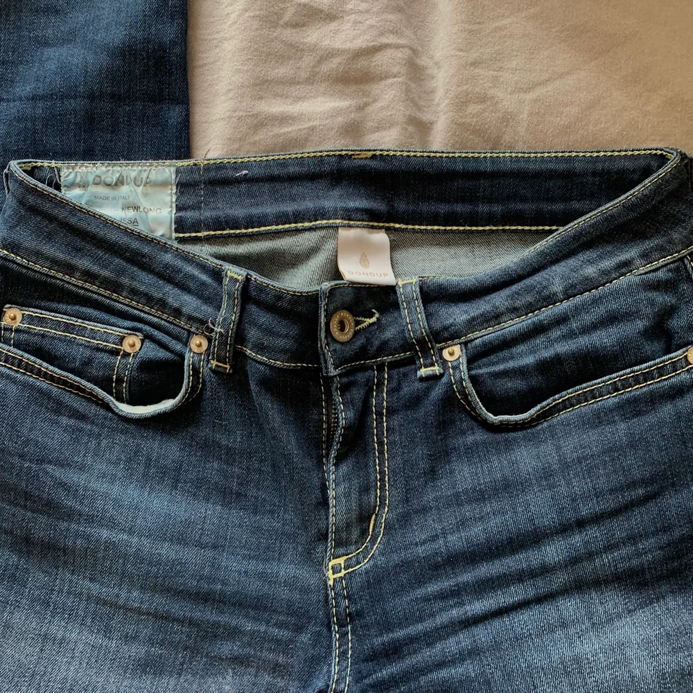 Supersnygga dondup jeans, snygg blå tvätt med avbrytande sömmar, jättebra skick, storlek 27. Jeans & Byxor.