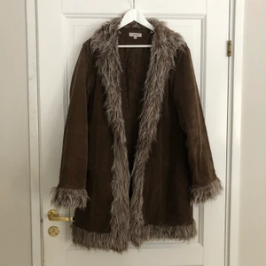 Mockajacka - Unik och cool jacka i mockamaterial, sparsamt använd. Storlek 42 i dam, passar S-M beroende på önskad passform.