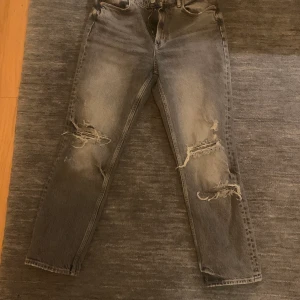 Jeans - Gråa jeans från H&M. Använda 3 gånger, nyskick. Storlek 40 men sitter snyggt på mig som vanligtvis har 36. Säljer pga för korta. 