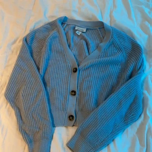 Fin kofta från monki - Jättefin kofta från monki säljer då jag inte använder den längre. Storlek xss men den är väldigt stor i storleken så den passar en s/m💗💗