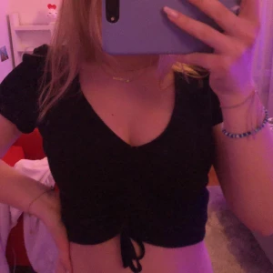 Zara resår topp - Jättesöt topp från zara som tyvärr inte kommer till användning, jättebra skick och går att justera hur högt respektive ner den ska gå! Matchas snyggt med antingen vanliga mjukis och sneakers eller med ett par blå/gråa/vita jeans eller kostymbyxor!