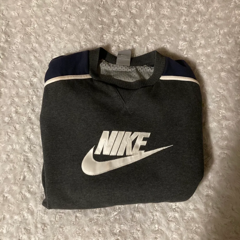 Jätte fin och cool grå Nike tröja med blå vita detaljer på ärmarna ! Den kommer tyvärr inte till användning = behöver ett nytt hem... Den är i bra skick och har inga defekter. Buda!? 🌈🌈🥰  (säljer på sön). Hoodies.