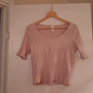 TRÖJA RIBBAD - Tröja, rosa, ribbad och i storlek XL står det. Men tror det är M
