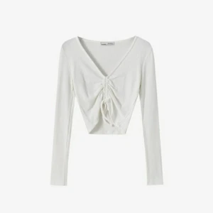 En fin magtröja från pull&bear - En jätte fin magtröja som är i bra skick använd två gånger!