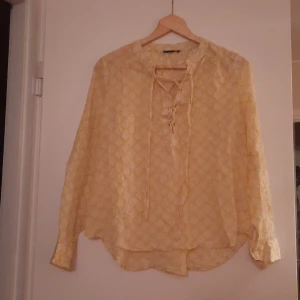 GUL FINTRÖJA - Gul och fin tröja, med snöre. Snyggt och fint till vår och sommar