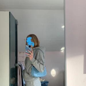 Grå hoodie - Inköpt för 300 kr, kontakta vid intresse💙pris kan diskuteras