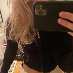 Kofta från juicy couture  - Svart kofta från juicy couture. Nypris runt 1000kr