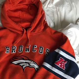 En orange triftad NFL Broncos hoodie. Köpte den förra sommaren från Beond Retro för 550kr. Den är asskön och baggy då den är i storlek M. Köparen står även för frakt🧡🧡