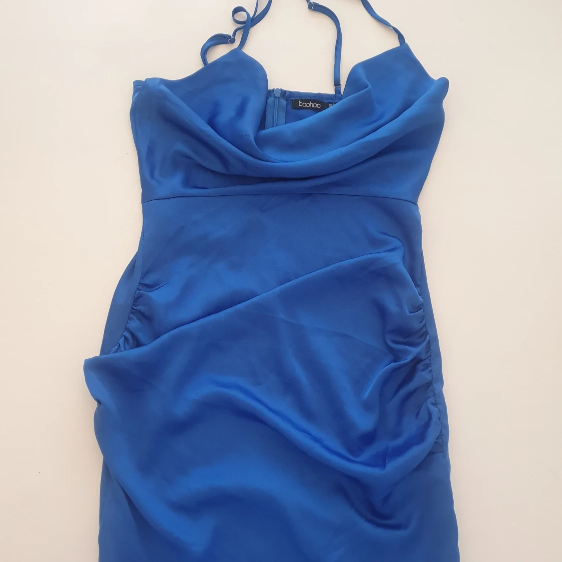 Bodyconklänning kort i satin från bohoo blå