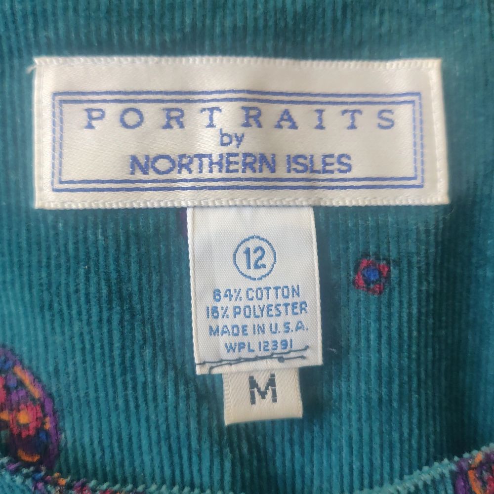 Superfin vintage manchesterklänning från märket Portraits by Northern Isles, inköpt på beyond retro. Storlek M (men skulle säga att den passar även L). ✨ Köpare står för frakt på 66kr. . Klänningar.