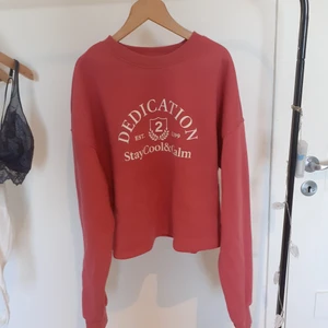 Tjocktröja nästan oanvänd  - Superskön men säljer den då jag inte gillar färgen så mycket och inte heller gillar texten så mycket. Kostar 40kr + frakt 🥰