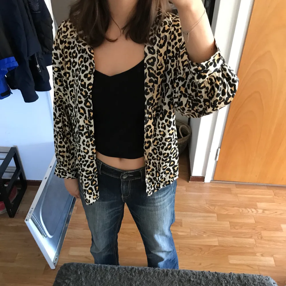 En mycket fin skjorta i leopardmönster från BIKBOK. Köpte den för några år sedan men den är bara använd ett fåtal gånger. Den är i bra skick och är mycket skön måste jag säga!! Hör av er vid frågor eller intresse!!😋🥰. Skjortor.