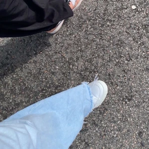 Skor - Säljer då mina versace skor då jag inte riktig får användning för dem, suuuppper snygga och använda endast 3 gånger, äkta, köpta för 3000 på halva priset.  påse tillkommer och frakten ingår inte 💞💞 skulle säga att de passar 39or också !