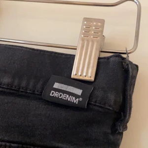 Svarta Dr Denim jeans stl M - Supersnygga svarta Dr Denim jeans i stl M