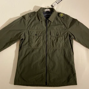 Stone Island  - Stone Island overshirt. Storlek L (passar personer i storlek M/L) Cond 10/10 helt ny! Nypris 4000kr. 