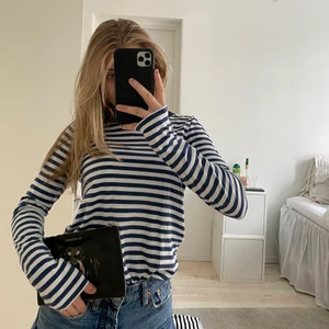 Randig tröja från COS - Marinblå/vit randig tröja från COS! Super fin och superbra skick! Knappt änvänd. 100kr🥰