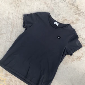 ACNE STUDIOS TEE!! 😑😑 - Acne face logo t-shirt, så jäkla najs tröja att ha till sommare. Tröjan är basically helt ny och har inga defekter. Tröjan är M och passar tts. Tveka inte att höra av dig om du undrar något! 😐🌱✌🏻