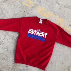 NBA SWEATSHIRT!! 🏀🏀 - Riktigt najs collegetröja från Nba-laget Detroit Pistons. Tröjan är i grymt skick och har inga direkta defekter, bara lite nopprig vid muddarna. Tröjan är S men passar Xs. Tveka inte att höra av dig om du undrar något! 🌱🏀✌🏻