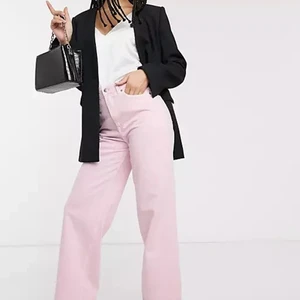 Superfina rosa &otherstories jeans!💞💞 Midrise! - Säljer ett par supersnygga rosa midrise jeans från &otherstories pga de har blivit för små❤️ De är lite korta på mig som är 172cm. I storlek 25🥰 jättefina till sommaren med en söt topp!