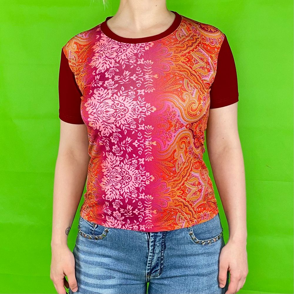 En T-shirt i toppenskick från ONLY. Står inte storlek eller material. Men skulle säga det är polyester, och en M. Den stretchar sig efter storlek! Spårbar frakt på 66kr är inräknad i priset. Tar Swish men även SafePay. Mått: Axeln och ner 54cm. Axel till Axel 39.5cm. Ärm längd 16cm. Byst bredd 41cm.. T-shirts.