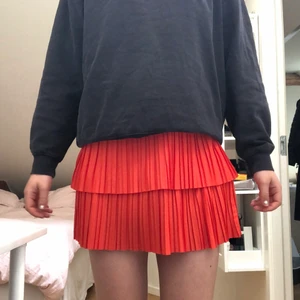 Kort plisserad kjol - Superfin plisserad kjol från Zara som är helt oanvänd. Färgen är klarare i verkligheten:) storlek. S