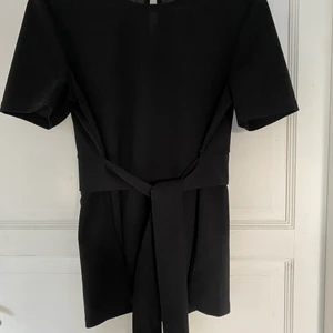 Knyt T-shirt strl M - Otroligt fin T-shirt från SHEIN, använd endast en gång. Säljs pågrund av fel storlek. Jag skulle säga att den även passar en S i storleken 