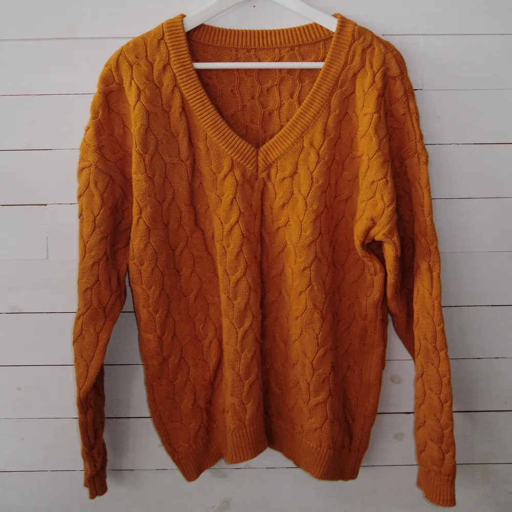 Orange stickad tröja från märket Vila i storlek M men passar även mindre storlekar och blir då lite oversized. 60% bomull, 40% akryl. Personen på bilden är 170 cm lång.. Stickat.
