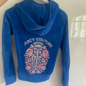 Juicy couture kofta  - Säljer en juicy couture kofta med super snyggt tryck på ryggen, i nyskick, i strl 14 men skulle säga passar xs/s, jag på bilden är s💗