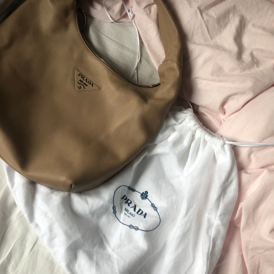 Oanvänd ÄKTA Prada väska 