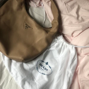 Oanvänd ÄKTA Prada väska  - Super snygg och ovanlig beige Prada väska, helt oanvänd och nypriset är 18000kr men jag säljer den för 10 000kr då jag vill få den såld snabbt! Frakt är inkluderad i priset!💕 