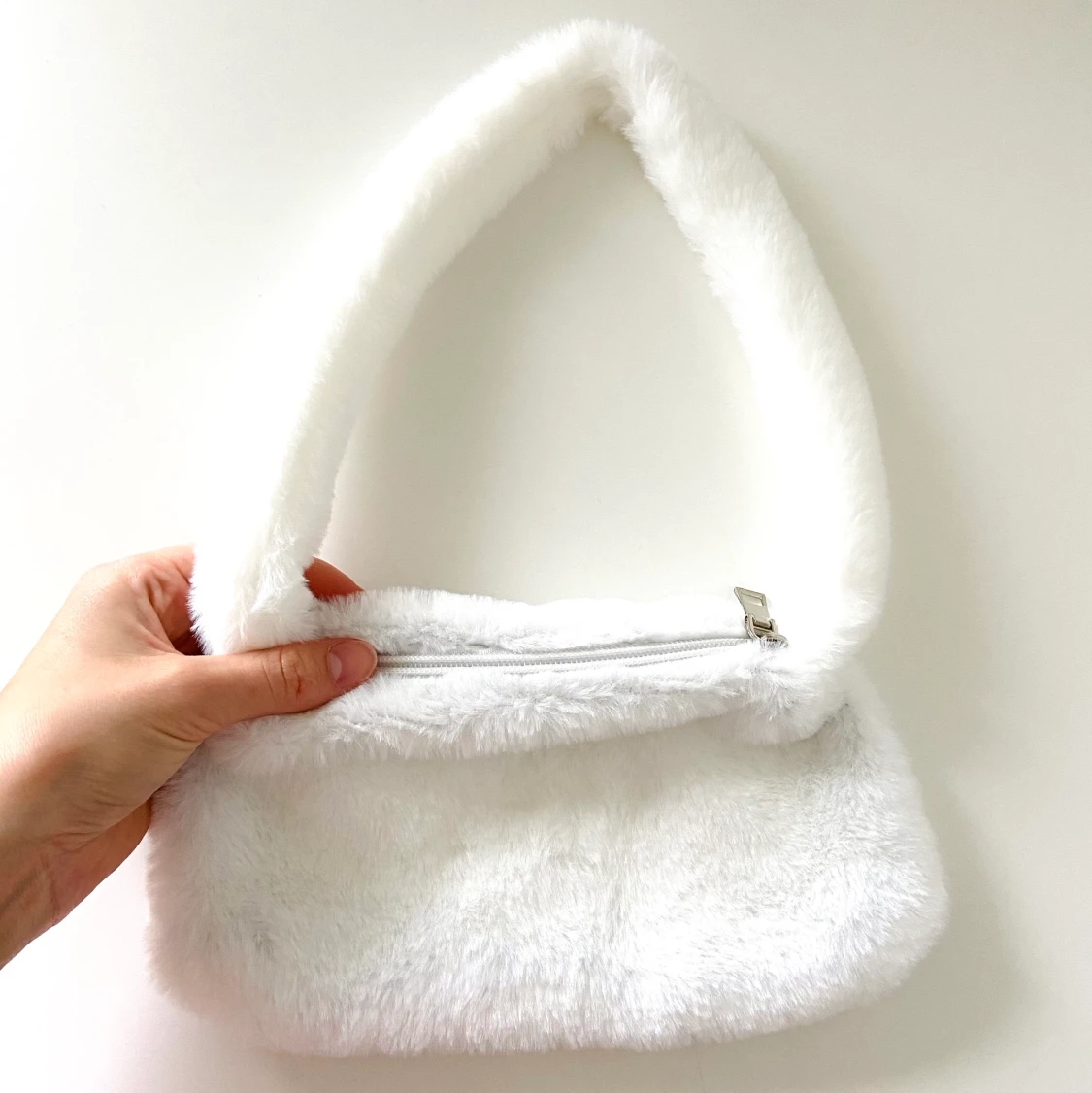 Vit axelremsväska  - 91