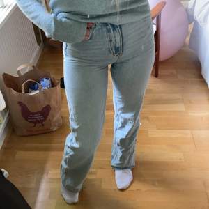 Skit snygga jeans från Gina Tricot, nyligen köpta så i nyskick!🥰 Säljer eftersom att jag har rensat min garderob!😊 Nypris 600❣️