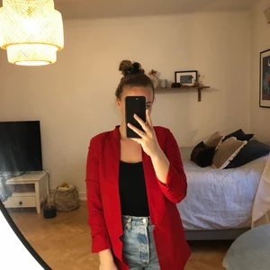 Röd kavaj storlek SMALL - Superfin röd kavaj. Köpt i barcelona & använd 2-3 gånger. Nyskick! 