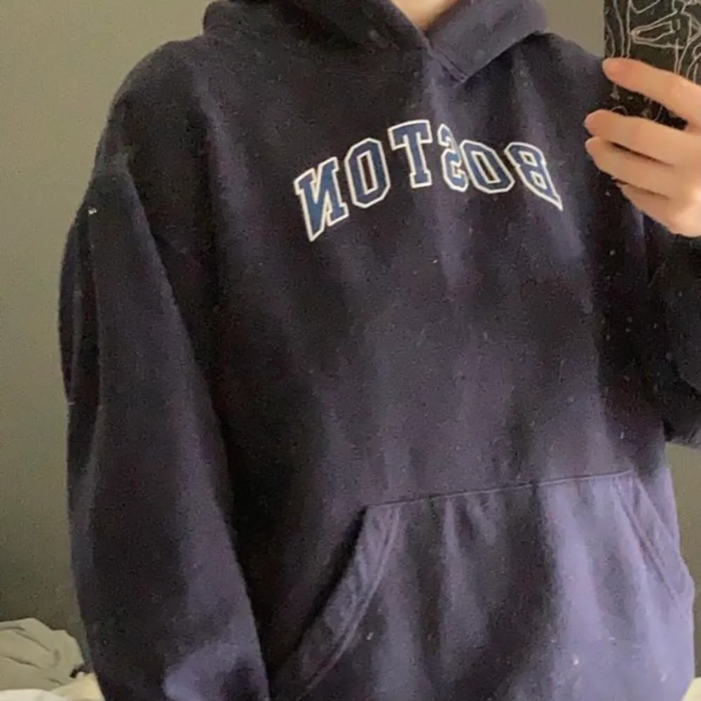 Hjälper min syster sälja kläder hon inte använder! Snygg mörkblå hoodie från okänt märke, storlek S. Köpare står för frakt på 66 kr🤍 Skriv privat för fler bilder!. Hoodies.