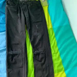 Helt nya svarta jeans från HM, använda en gång bara. Ny pris : 299kr 
