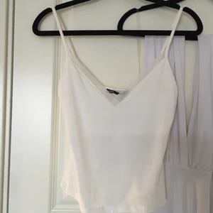 Topp  - Basic fin vit satin topp i storlek S. Aldrig använd, prislapp kvar