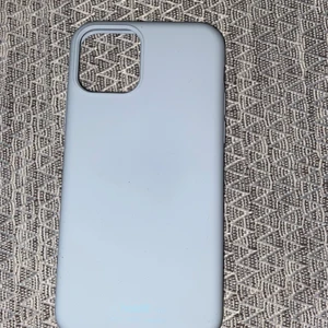 Mobil skal iPhone 11 PRO  - Ett helt nytt mobil skal från holdit. Till iPhone 11 PRO🥰råkade köpte fel storlek. Jag säljer mobil skalet för 100 inklusive frakt🥰