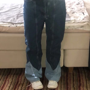 JEANS - Säljer mina AScoola jeans från NA-KD för att jag inte har haft eller kommer ha användning av de. De är i storlek 40 men skulle säga att de passar en 38 bättre, 36 om man vill ha de baggy vid höften (jag är 38). Skriv om du är intresserad :). Köpta för 500kr så väldigt bra pris!!!