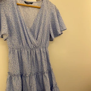 Klänning - Super fin klänning från SHEIN. Finns en till bild från hemsidan på min profil. Storlek S men passar förmodligen M också. Skriv för fler bilder eller frågor☺️ går över knäna