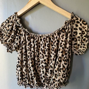 Tröja  - Tröja från hm. Leopard mönstrad. Använd fåtal gånger. Fint skick!