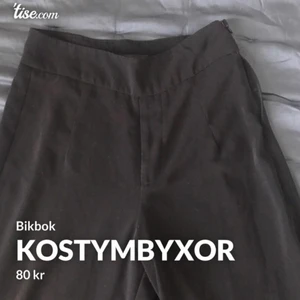 Kostymbyxor - Ett par populära kostymbyxor i strl Xs, från Bikbok. Dom är lite trasiga på sidan så därför har jag sänkt priset. Frakt tillkommer! 