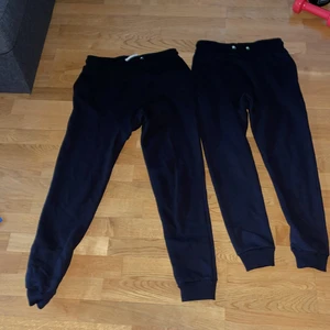 Två  - 2 mjukisbyxor det lite häng på dem så ni vet