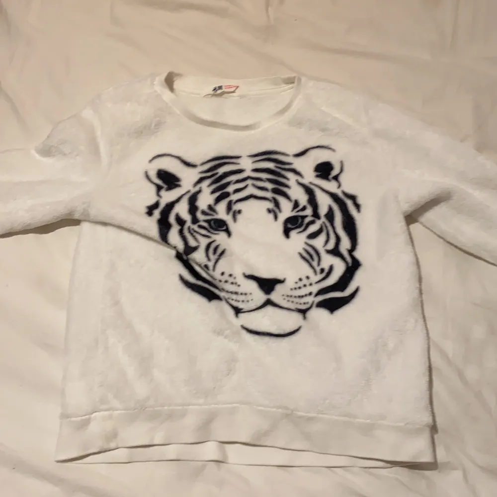 En fluffig tiger tröja är ganska andvänd men bra skick!. Tröjor & Koftor.