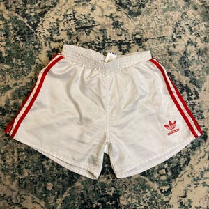 Adidas Shorts - Säljes dessa sjukt fina Silkes material adidas shorts eftersom de är för små för mig. Passar XS-S och är perfekta till sommaren🤍