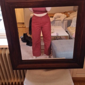 Manchesterbyxor Lee - Mina fina Leebyxor (anväbda 1 gång) från Carlings. Vida i benen och jättefin passform! Synd att jag själv inte längre kan ha dom bara 🥵💃