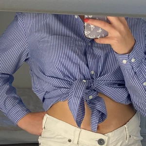 Blå skjorta - Säljer en blå skjorta i perfekt skick där man kan gör olika modeller av den. Storlek 38. Skriv för fler frågor:)