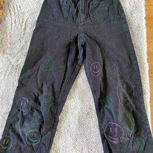 Detta är ett par jeans ifrån monki som jag har ritat på med färg som ska kunna sitta på tyg. :)